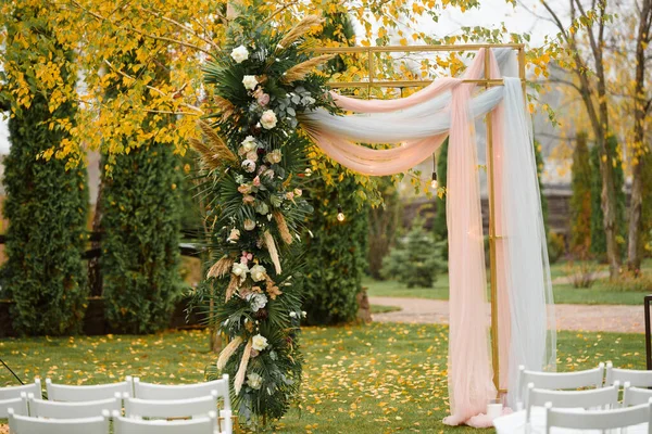 秋の結婚式の結婚式の装飾 森のカップルのための白い椅子と結婚式のアーチ — ストック写真