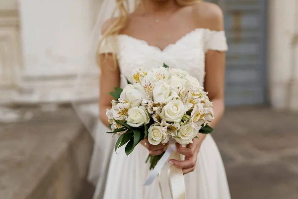 Свадебный Букет Белыми Розами Зелеными Листьями Невеста Платье Держит Букет — стоковое фото