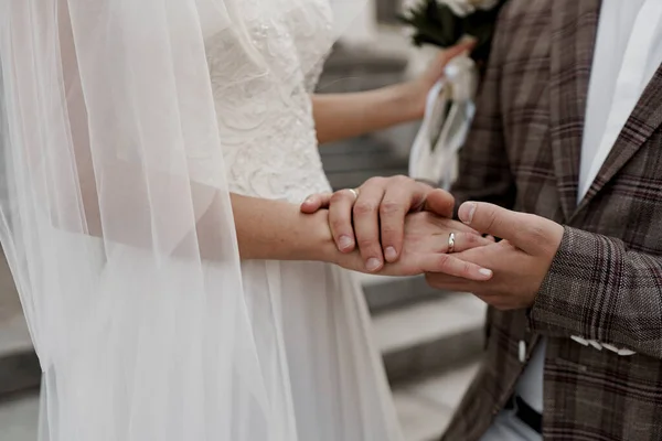 Casamento Casal Toca Uns Aos Outros Por Mãos Amor Ternura — Fotografia de Stock