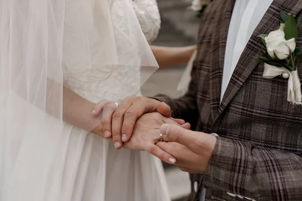 Casamento Casal Toca Uns Aos Outros Por Mãos Amor Ternura — Fotografia de Stock