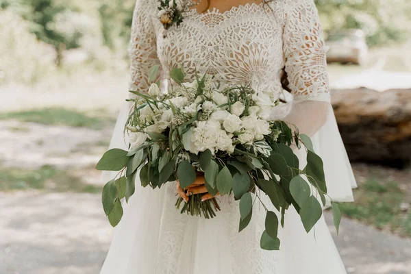 Buket Pernikahan Dengan Mawar Putih Dan Daun Hijau Pengantin Dalam — Stok Foto