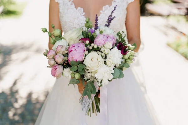 白いバラ 緑の葉で結婚式の花束 花嫁は花束を持っています 結婚式の代理店の広告 — ストック写真