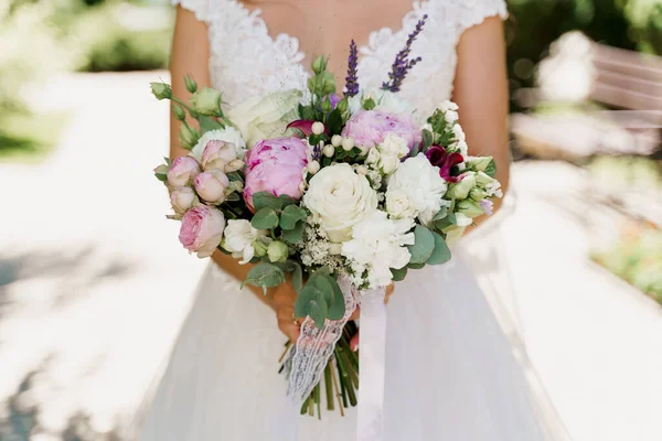 Buket Pernikahan Dengan Mawar Putih Peonies Dan Daun Hijau Pengantin — Stok Foto