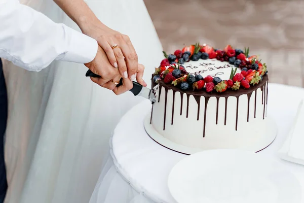 上にイチゴとブルーベリーのウェディングケーキ 儀式のための白いおいしいケーキ 料理人への広告 — ストック写真