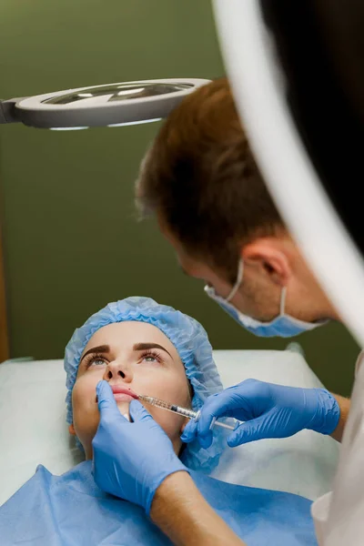 Injeções Aumento Lábios Para Menina Atraente Cirurgião Plástico Faz Injeção — Fotografia de Stock