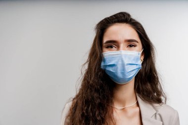 Tıbbi maskeli kız, yakın plan. Coronavirus covid-19 karantina konsepti.