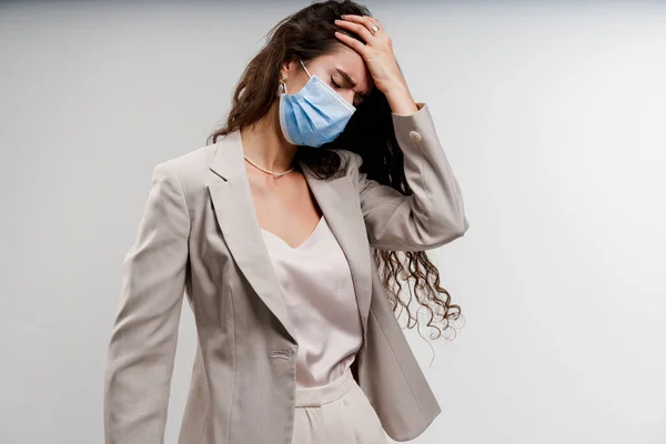 Головний Біль Дівчина Синій Медичній Масці Жінка Торкається Голови Тому — стокове фото