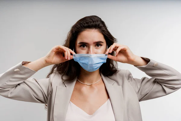 Concepto Cuarentena Del Coronavirus Covid Muchacha Atractiva Máscara Médica Azul —  Fotos de Stock