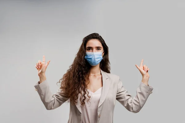 Attraente Ragazza Maschera Medica Punti Quarantena Covid Donna Indossava Abito — Foto Stock