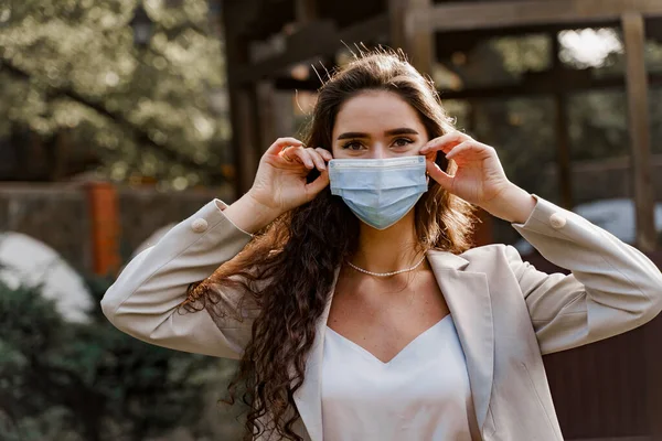 Yeşil Park 'ta maskeli bir kız. Coronavirus covid-19 karantina konsepti.