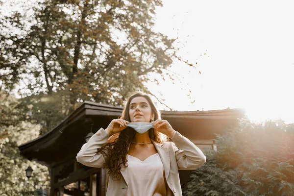 Menina Máscara Médica Parque Verde Com Luz Sol Lado Direito — Fotografia de Stock