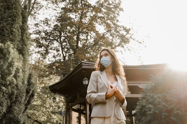 Chica Máscara Médica Parque Verde Con Luz Del Sol Lado — Foto de Stock