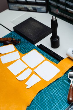 Keskin bıçak ve şablonlarla deri işçiliği. Bıçak ve şablonla deri kesimi. Esnaf kaliteli deriyi keskin bıçak ve kağıt şablonlarla keser.