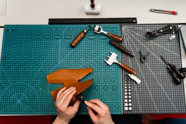 Deri yakma, aşınmaya direnen cilalı kenarlar yaratır. Yakma makinesi kullanan zanaatkarlar dayanıklılık ve parlaklık için deri kenarlarını arıtırlar. Deri kenar yakma pürüzsüz, parlak bir son sağlar