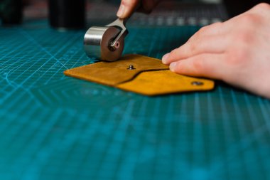 Pürüzsüz deriyle sıkıca yapışmasını ve pürüzsüz kenarlara yapışmasını sağlar. Deri silindirler sertlik için yapışkan parçalara basmak için kullanılır. Yapıştırmadan sonra deri yüzeyleri yuvarlamak boşlukları kapatmaya yardımcı olur