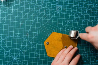 Pürüzsüz deriyle sıkıca yapışmasını ve pürüzsüz kenarlara yapışmasını sağlar. Deri silindirler sertlik için yapışkan parçalara basmak için kullanılır. Yapıştırmadan sonra deri yüzeyleri yuvarlamak boşlukları kapatmaya yardımcı olur