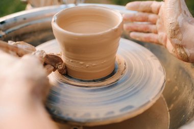 Çamur tenceresi sabit seramik formlar yaratmak için tekerleğin üzerinde şekillenir. Çömlek çarkında kil çömlek oluşuyor. Çömlek şekli kesme ve ateşlemeden önce kalınlığı, yüksekliği ve simetriyi belirler