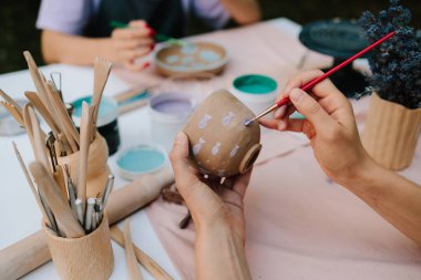 Çömlek ve Seramik Sanat. Clay Bowl 'a Mavi Bulutlar Boyamak. Seramik kase açık mavi bulutlarla elle boyanır, yaratıcı çömlek süslemeleri sergilenir.