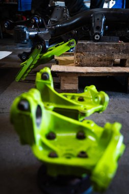 Sürüklenen Araba Askıya Alma Süreci. Sürüklenen araba yapımı için ön süspansiyon bileşenleri elle kurulum süreci, bobinler, açı kiti ve kontrol kolları dahil