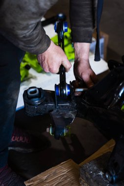 Sürüklenen Araba Askıya Alma Süreci. Sürüklenen araba yapımı için ön süspansiyon bileşenleri elle kurulum süreci, bobinler, açı kiti ve kontrol kolları dahil