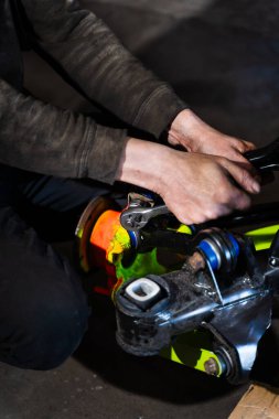 Tam Arka Askıya Alma Süreci. Sürüklenen süspansiyon güçlendirilmiş kontrol kolları ve hassas eklemleri içeriyor. Sürüklenme süspansiyonu güçlendirilmiş kontrol kolları ve hassas eklemleri içerir