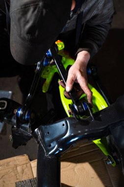 Tam Arka Askıya Alma Süreci. Sürüklenen süspansiyon güçlendirilmiş kontrol kolları ve hassas eklemleri içeriyor. Sürüklenme süspansiyonu güçlendirilmiş kontrol kolları ve hassas eklemleri içerir