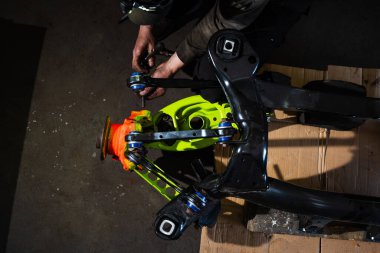 Arka Süspansiyon ve İnbot Kurulumu. Sürüklenen araba arka süspansiyonu, taze çalılar, canlı kollar ve yenilenmiş merkez. Sürüklenen araba projesi için özel arka süspansiyon kurulumu