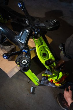 Arka Süspansiyon ve İnbot Kurulumu. Sürüklenen araba arka süspansiyonu, taze çalılar, canlı kollar ve yenilenmiş merkez. Sürüklenen araba projesi için özel arka süspansiyon kurulumu