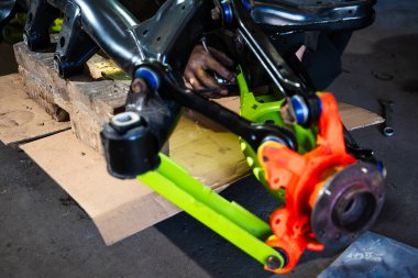 Arka Süspansiyon ve İnbot Kurulumu. Sürüklenen araba arka süspansiyonu, taze çalılar, canlı kollar ve yenilenmiş merkez..