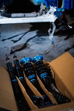 Şasi kurulmadan önce yeni sürüklenme süspansiyon kiti kutuda. Draft Coilover süspansiyon seti kutuda. Sürüklenme oluşturma için yüksek performanslı bobinler kuruluma hazır