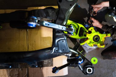 Arka Süspansiyon ve İnbot Kurulumu. Sürüklenen araba arka süspansiyonu, taze çalılar, canlı kollar ve yenilenmiş merkez. Sürüklenen araba projesi için özel arka süspansiyon kurulumu