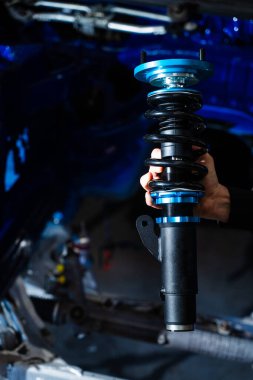 Drift Build Mock-up için Coilover bekletiliyor. Süspansiyon kurulumu ve geometri hizalaması için sürüklenme şasisi için test ayarlı bobin. Son süspansiyon ayarlamaları için kaplama sürüklenme şasesine yerleştiriliyor