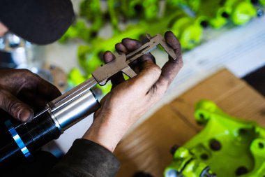 Sürüklenen araba projesine başlamadan önce Coilover 'ı ölçüyorum. Sarmal yüksekliğinin ayarlanması ve mikrometre hassasiyetle ön yükleme maksatlı sürüş aracında optimal denge ve ağırlık dağılımını sağlar