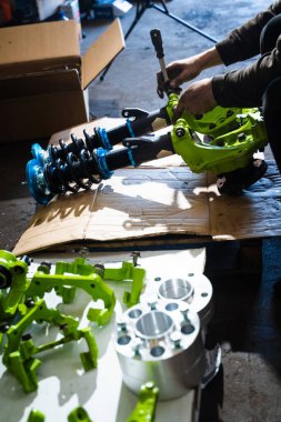 Arka alt çerçeve, yüksek açı drift oturumları sırasında katı diferansiyel montaj ve şasinin sertleşmesi için güçlendirilmiş ve hizalanmıştır. Drift araba projesi için Arka Alt Çerçeve Kurulumu