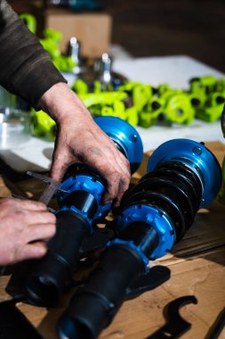 Sürüklenen araba projesine başlamadan önce Coilover 'ı ölçüyorum. Sarmal yüksekliğinin ayarlanması ve mikrometre hassasiyetle ön yükleme maksatlı sürüş aracında optimal denge ve ağırlık dağılımını sağlar