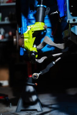 Ön süspansiyon ve fren diski kurulumu. Sürüklenme durdurma gücü için performans fren diski ve payanda montajı yüklendi. Disk freni ve sarmal destek ayarları drift yarışı için ince ayarlı