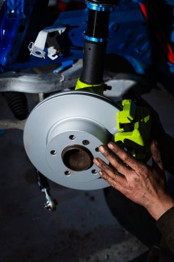 Özel süspansiyonda yeni fren pervanesi ve kalibre kurulumu. Sürüklenme için yüksek performanslı fren ve sarmal kurulumu. Sürüklenme İnşa İçin Fren Sistemi ve Askıya Alma Ayarları