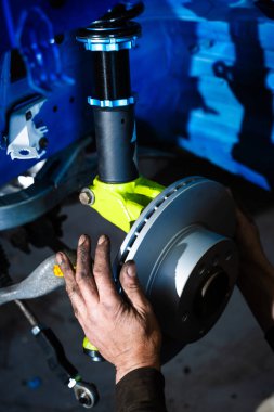 Disk fren ve bobin destek düzeneği drift yarışı için ince ayarlı. Ön süspansiyon ve fren diski kurulumu. Sürüklenme durdurma gücü için performans fren diski ve payanda montajı yüklendi