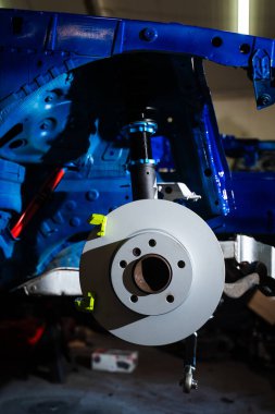 Ön süspansiyon ve fren diski kurulumu. Sürüklenme durdurma gücü için performans fren diski ve payanda montajı yüklendi. Disk freni ve sarmal destek ayarları drift yarışı için ince ayarlı