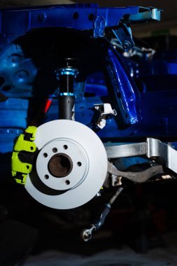 Özel süspansiyonda yeni fren pervanesi ve kalibre kurulumu. Sürüklenme için yüksek performanslı fren ve sarmal kurulumu. Sürüklenme İnşa İçin Fren Sistemi ve Askıya Alma Ayarları