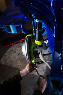 Drift Build için fren sistemi ve süspansiyon ayarları. Özel süspansiyonda yeni fren pervanesi ve kalibre kurulumu. Sürüklenme oluşturma için yüksek performanslı fren ve sarmal kurulumu