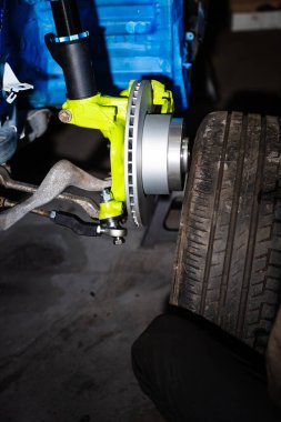 Drift Build için fren sistemi ve süspansiyon ayarları. Özel süspansiyonda yeni fren pervanesi ve kalibre kurulumu. Sürüklenme oluşturma için yüksek performanslı fren ve sarmal kurulumu