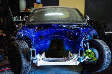 Drift Car Chassis Build - Özel Boyalı ve Sürüklenmiş Sürüklenme Projesi. Ham evrede sürüklenen araba geliştirilmiş süspansiyon, büyük lastikler ve temiz temizlik çalışmaları gösteriyor.