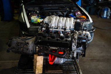 Motor Takası devam ediyor. Sürüklenen arabada kurulum için özel V8 motoru hazır. Işıklandırma başlıkları, giriş ve makara sistemi. Motor değişimi, giriş ve iletim özelliklerini içeriyor