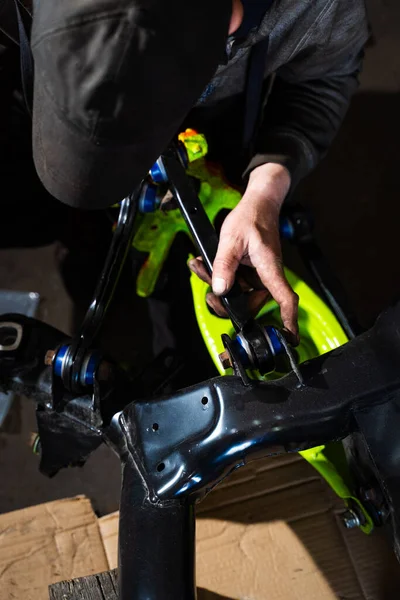 Tam Arka Askıya Alma Süreci. Sürüklenen süspansiyon güçlendirilmiş kontrol kolları ve hassas eklemleri içeriyor. Sürüklenme süspansiyonu güçlendirilmiş kontrol kolları ve hassas eklemleri içerir