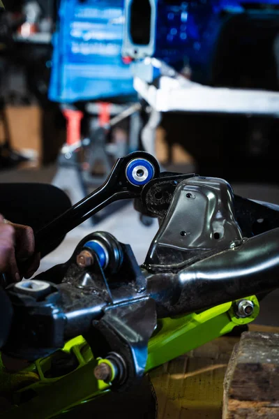 Arka Süspansiyon ve İnbot Kurulumu. Sürüklenen araba arka süspansiyonu, taze çalılar, canlı kollar ve yenilenmiş merkez..