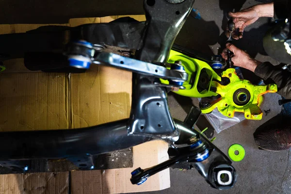 Arka Süspansiyon ve İnbot Kurulumu. Sürüklenen araba arka süspansiyonu, taze çalılar, canlı kollar ve yenilenmiş merkez. Sürüklenen araba projesi için özel arka süspansiyon kurulumu