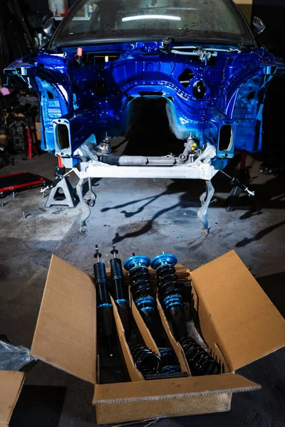 Şasi kurulmadan önce yeni sürüklenme süspansiyon kiti kutuda. Draft Coilover süspansiyon seti kutuda. Sürüklenme oluşturma için yüksek performanslı bobinler kuruluma hazır