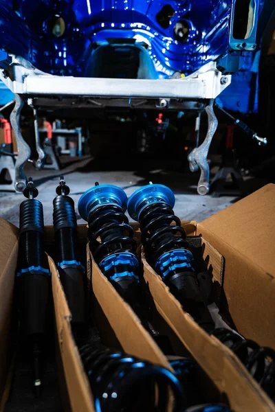 Draft Coilover süspansiyon seti kutuda. Serseri inşaatı için yüksek performanslı bobinler kuruluma hazır. Şasi kurulmadan önce yeni sürüklenme süspansiyon kiti kutuda