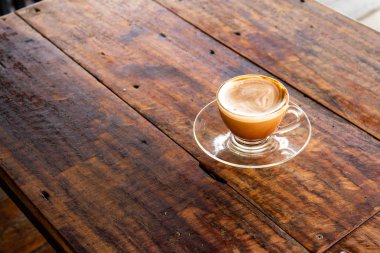 eski ahşap masa üzerinde bir bardak kahve fincan sıcak kahve 